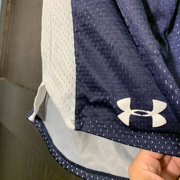 Under Armour loose heat gear shorts - basketball style - Picture 5 of 6